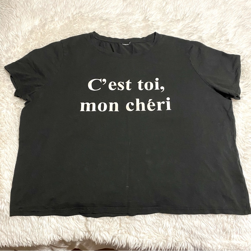 Graphic cropish tee.